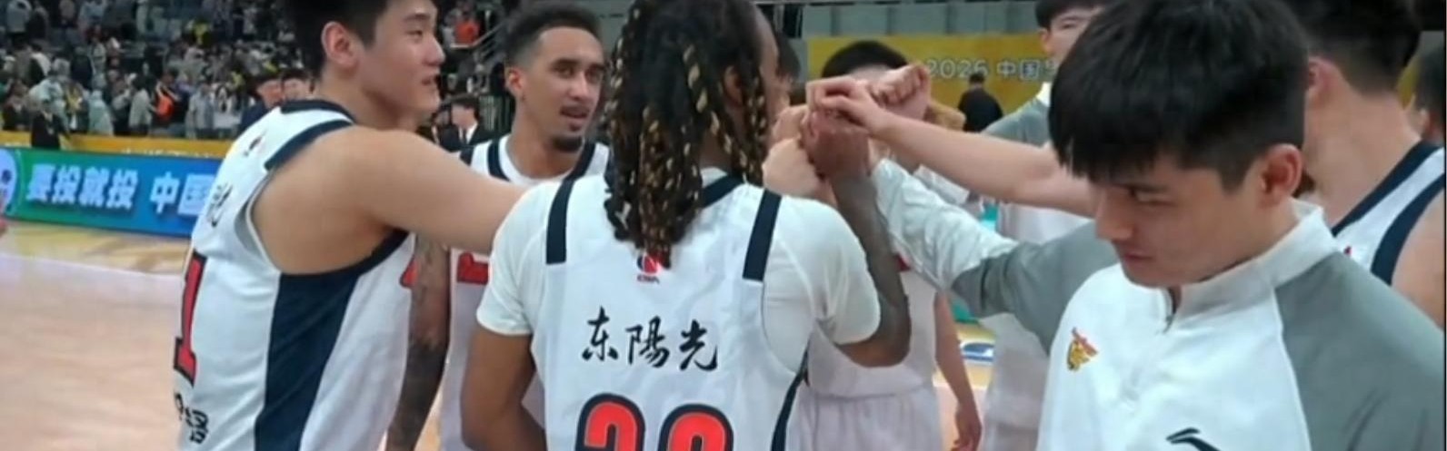 足球比分直播-广东队为什么迟迟未换外援？杜锋有他的考量，估计四个外援都不动