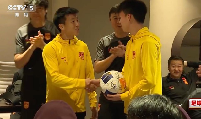 足球比分直播-陶强龙在上届U23亚洲杯向王钰栋赠球，寄语他这届带队出线